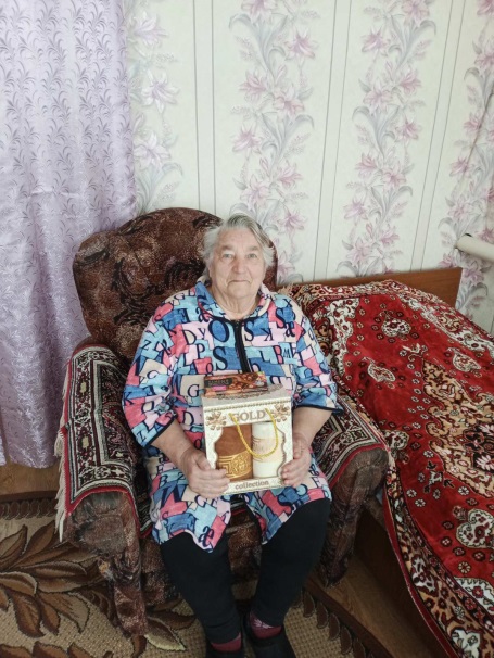 Поздравление получателя социальных услуг с 80-летием