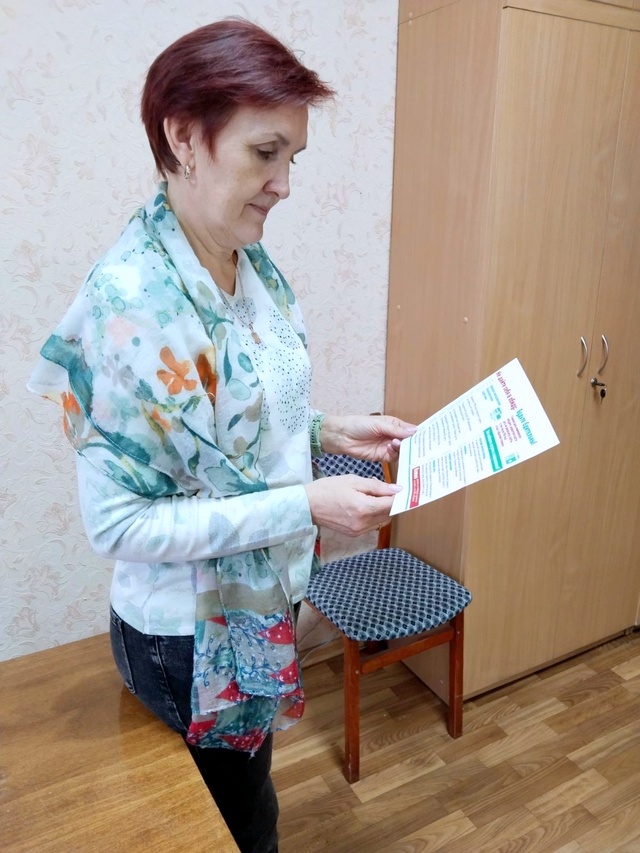 Сотрудники центра раздали получателям социальных услуг буклеты