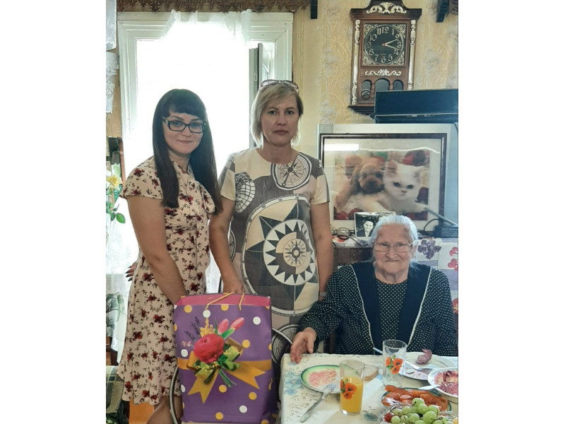 90 лет жительнице пос. Ужовка Сапуновой Нине Николаевне.
