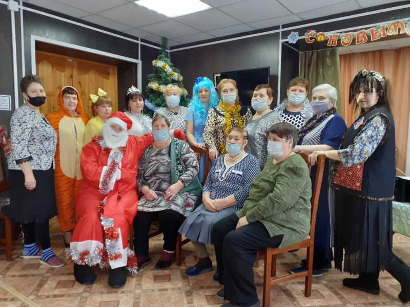 «Новый год стучится в дверь, открывай её скорей!»